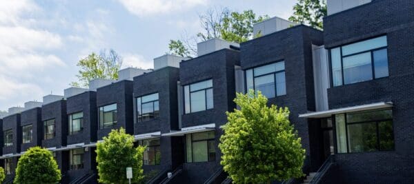 Townhomes adoring a city street.