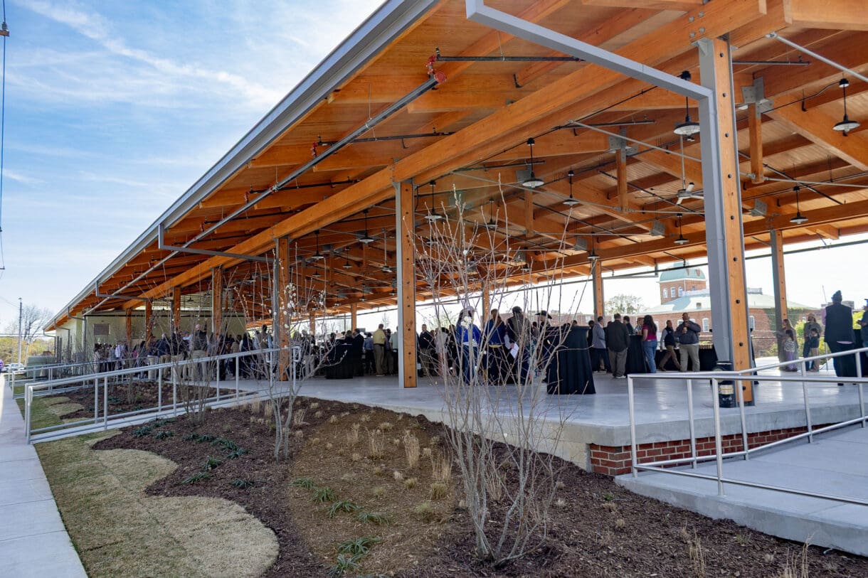 A photo of an open-air farmer's market