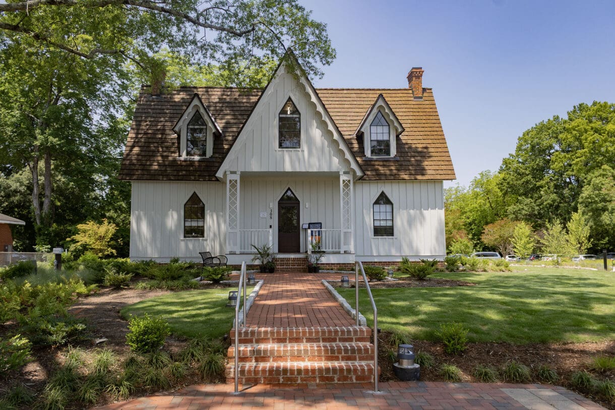 A picture of the Ivey-Ellington House. The picture is of the front of the house.